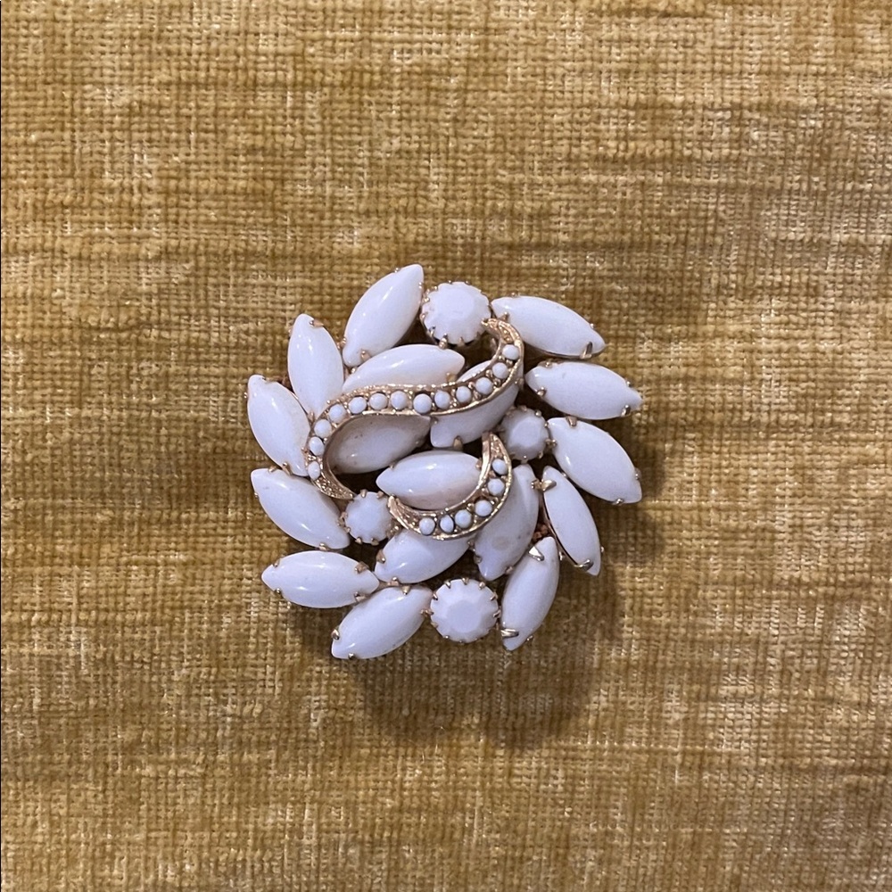 Vintage 1958 D&E Juliana Book Elegant White Milk Glass Brooch